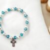 detalle de Pulsera de Bautizo Azul con Cruz y Tarjeta – Recuerdo Elegante y Significativo para Niño. Set 10 piezas.