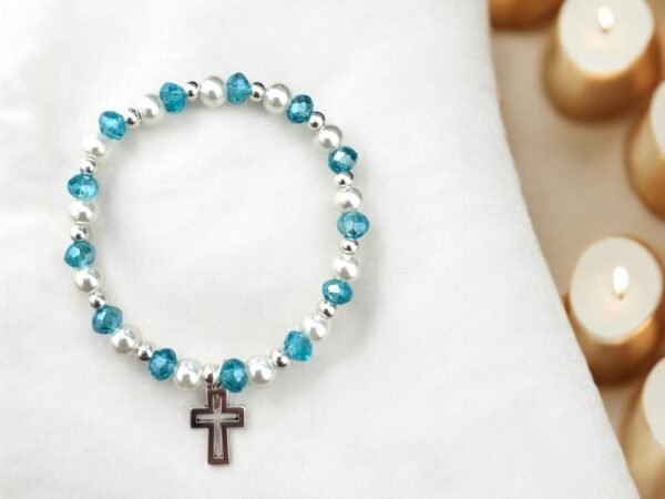 detalle de Pulsera de Bautizo Azul con Cruz y Tarjeta – Recuerdo Elegante y Significativo para Niño. Set 10 piezas.