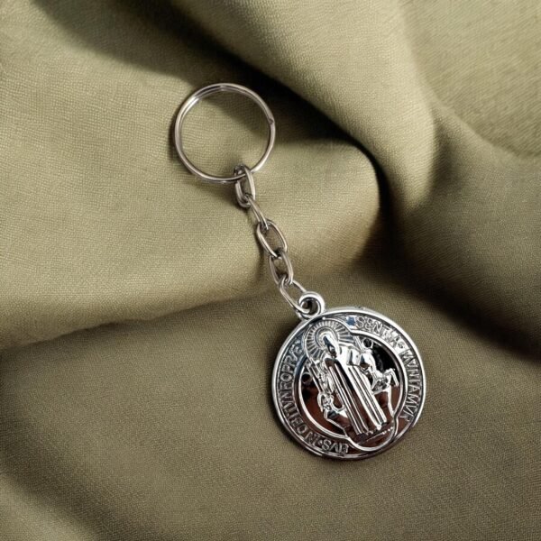 detalle de Llavero Medalla de San Benito con Oración – Protección y Fe Siempre Contigo. Set 10 piezas.