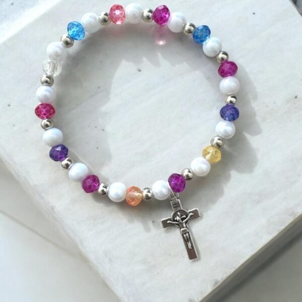 detalle de Pulsera Recuerdo de Bautizo – Bendición y Color para un Día Inolvidable. Set 10 piezas.