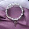 detalle de Pulsera de Bautizo Perlas Blancas con Cruz – Recuerdo Elegante y Espiritual para tu Evento. Set 10 piezas.