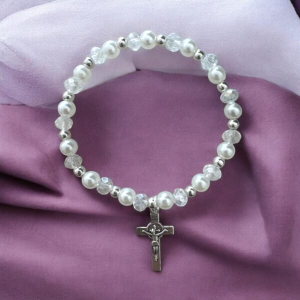 detalle de Pulsera de Bautizo Perlas Blancas con Cruz – Recuerdo Elegante y Espiritual para tu Evento. Set 10 piezas.