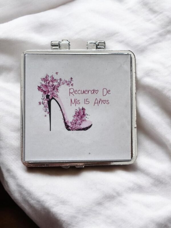 detalle de Espejo de Bolsillo para XV Años – Diseño Floral con Tacón Rosa. Set 10 piezas.