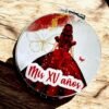 detalle Espejo de Bolsillo para XV Años – Diseño Elegante con Quinceañera en Rojo. Set 10 piezas.