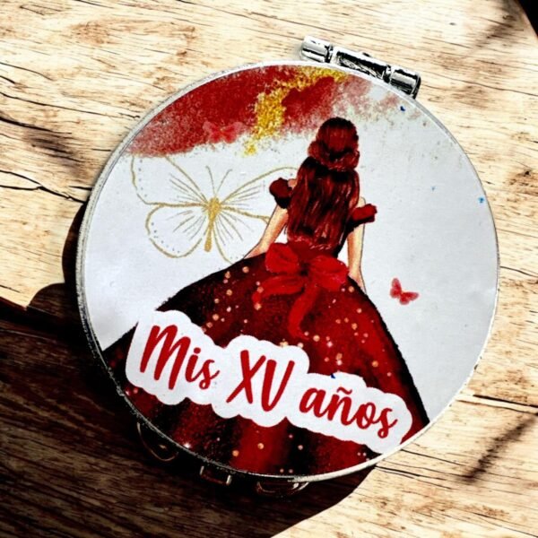 detalle Espejo de Bolsillo para XV Años – Diseño Elegante con Quinceañera en Rojo. Set 10 piezas.