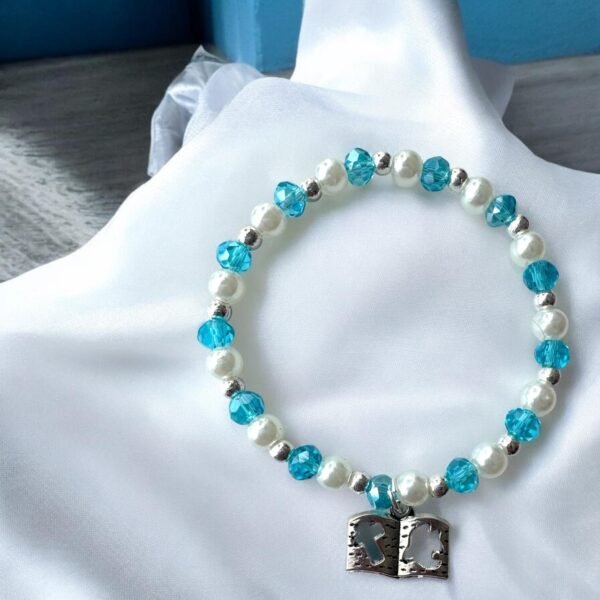 detalle de Pulsera de Primera Comunión Niño con Dije de Biblia y Tarjeta Religiosa. Set 10 piezas.