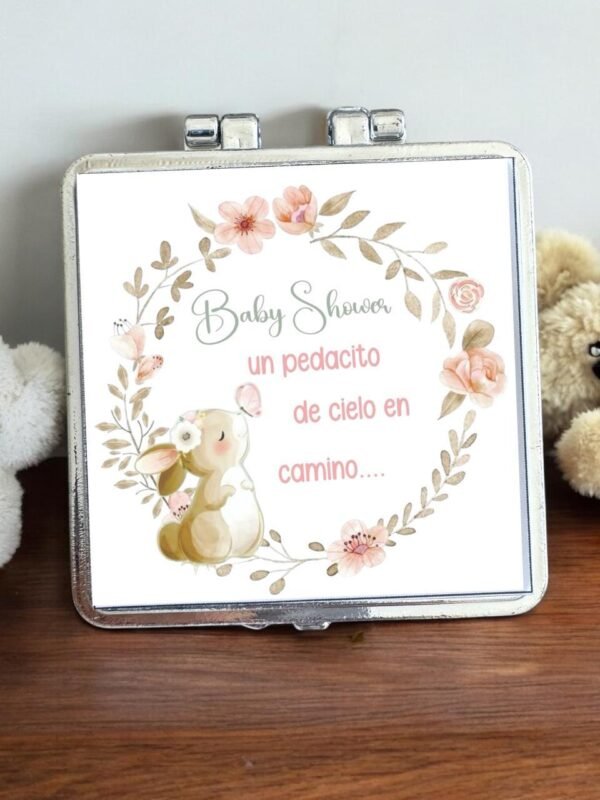 detalle de tamaño de Espejo Baby Shower Conejita – Recuerdo Dulce. Set 10 piezas.