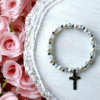 detalle de Pulsera de Primera Comunión para Niño – Recuerdo con Cruz y Tarjeta Especial. Set 10 piezas.
