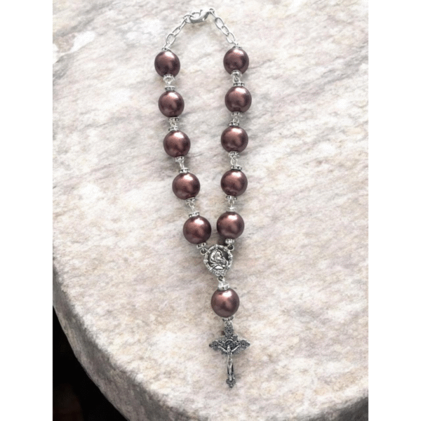 detalle de misterio color vino